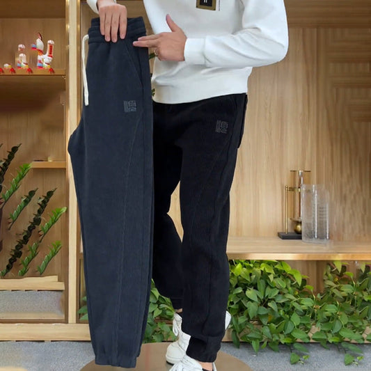 Herrenhose aus Cord mit lockerem Knöchelbund (50 % Rabatt)