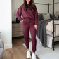 Zweiteiliges Set aus lässigem Damen-Oberteil mit Rundhalsausschnitt und Hose