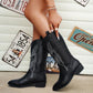 Weite Cowgirl-Stiefel mit klassischer Stickerei