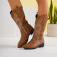 Weite Cowgirl-Stiefel mit klassischer Stickerei