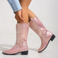 Weite Cowgirl-Stiefel mit klassischer Stickerei
