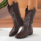 Weite Cowgirl-Stiefel mit klassischer Stickerei