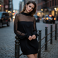 Minikleid aus transparentem Mesh mit Stehkragen