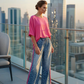 Lebendige rosa Bluse und Hose mit auffälligem Leopardenmuster