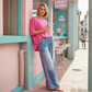 Lebendige rosa Bluse und Hose mit auffälligem Leopardenmuster