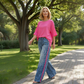 Lebendige rosa Bluse und Hose mit auffälligem Leopardenmuster