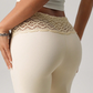 Damenhose mit hoher Taille und ausgestelltem Bein sowie Spitzenbund