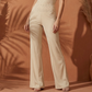 Damenhose mit hoher Taille und ausgestelltem Bein sowie Spitzenbund