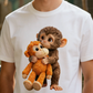 Unisex-T-Shirt mit Grafikdruck „Affe beim Kuscheln