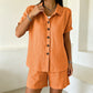 2-teiliges Set aus Damen-Hemd mit Knopfleiste und Shorts