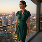Elegantes Damenkleid mit V-Ausschnitt und Rüschen