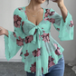 Damenbluse mit Blumenmuster, quadratischem Ausschnitt und geknoteter Vorderseite